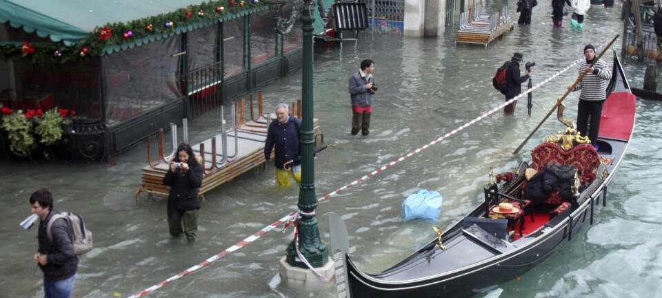 Venezia trenger hjelp for å kunne stå imot fremtidens flodbølger. Her fra en flom i desmber 2008. (Foto: Manuel Silvestri, Reuters)