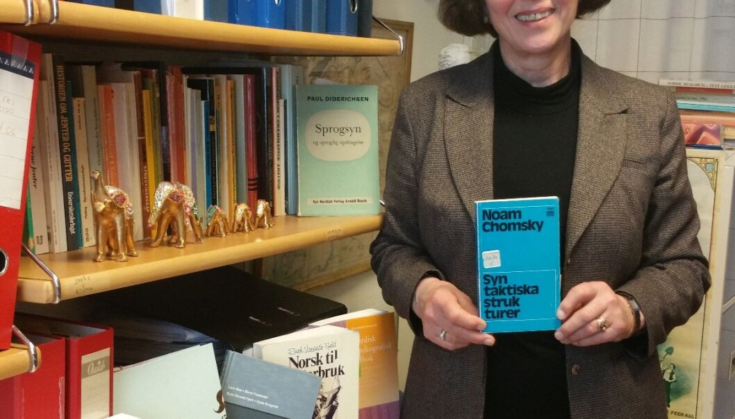 Da Ruth Vatvedt Fjeld var fersk student, leste hun ei bok som forandret livet hennes, men også hele fagfeltet. Noam Chomskys bok Syntaktiske strukturer kom ut i 1957. (Foto: Nina Kristiansen) Da Ruth Vatvedt Fjeld var fersk student, leste hun ei bok som forandret livet hennes, men også hele fagfeltet. Noam Chomskys bok Syntaktiske strukturer kom ut i 1957. (Foto: Nina Kristiansen)