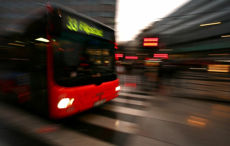 Buss 33 til Filipstad passerer gjennom Oslo sentrum en sein høstkveld. På en gjennomsnittsdag fordeler kollektivreisene i Norge seg slik: buss 53 prosent, trikk/bane 21 prosent, tog 14 prosent, fly 4 prosent, drosje 4 prosent, båt 4 prosent.  (Foto: Roger Hardy, NTB scanpix)