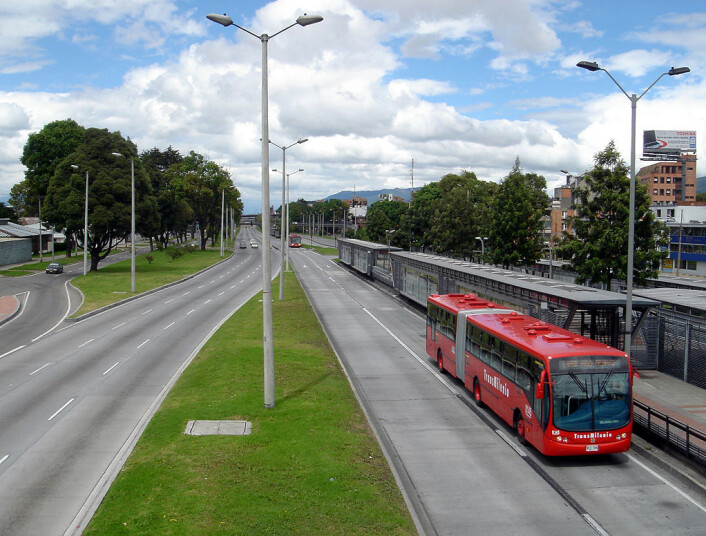 BRT-transportsystemet i Colombias hovedstad Bogotà er inspirert av erfaringene med BRT i Brasil og har i alt 12 linjer. Dette er nå verdens mest omfattende BRT-system med 1500 busser som transporterer over to millioner passasjerer hver dag. Lokalbusser stopper på alle busstoppene. Ekspressbusser passerer på yttersiden. Bussbilletten koster cirka 5 norske kroner. (Foto: Wikimedia Commons) BRT-transportsystemet i Colombias hovedstad Bogotà er inspirert av erfaringene med BRT i Brasil og har i alt 12 linjer. Dette er nå verdens mest omfattende BRT-system med 1500 busser som transporterer over to millioner passasjerer hver dag. Lokalbusser stopper på alle busstoppene. Ekspressbusser passerer på yttersiden. Bussbilletten koster cirka 5 norske kroner. (Foto: Wikimedia Commons)