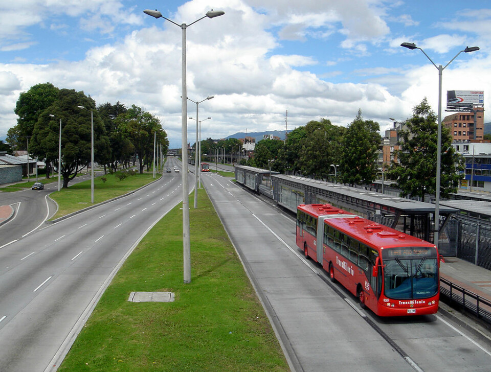 BRT-transportsystemet i Colombias hovedstad Bogotà er inspirert av erfaringene med BRT i Brasil og har i alt 12 linjer. Dette er nå verdens mest omfattende BRT-system med 1500 busser som transporterer over to millioner passasjerer hver dag. Lokalbusser stopper på alle busstoppene. Ekspressbusser passerer på yttersiden. Bussbilletten koster cirka 5 norske kroner.  (Foto: Wikimedia Commons)
