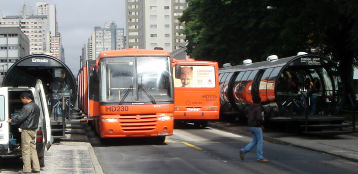Verdens første BRT-system kom i den brasilianske byen Curitiba i 1974. Nå har nærmere 200 byer fulgt etter.  (Foto: Wikimedia Commons)