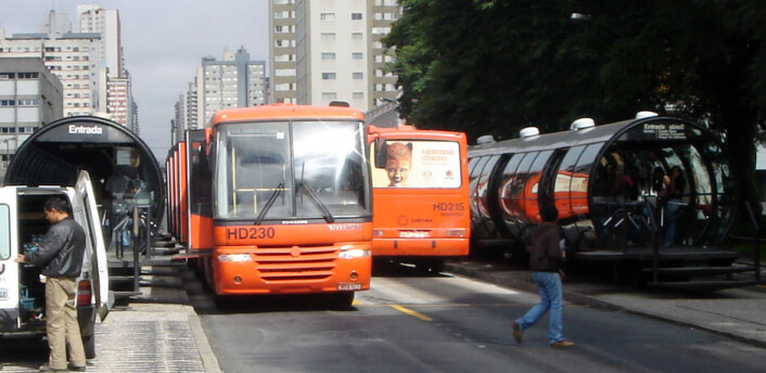 Verdens første BRT-system kom i den brasilianske byen Curitiba i 1974. Nå har nærmere 200 byer fulgt etter. (Foto: Wikimedia Commons) Verdens første BRT-system kom i den brasilianske byen Curitiba i 1974. Nå har nærmere 200 byer fulgt etter. (Foto: Wikimedia Commons)