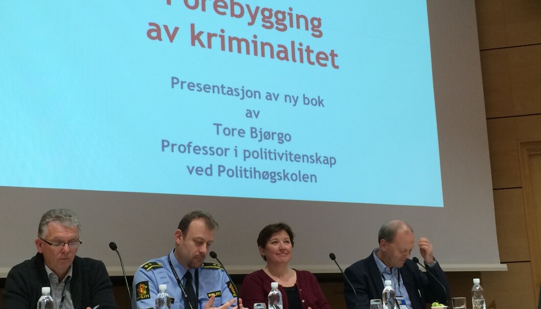 Det er ikke bare politiets oppgave å forebygge kriminalitet. Mange virkemidler kan brukes også av foreldre, ungdomsarbeidere og andre, sa professor Tore Bjørgo da han lanserte sin nye bok på Politihøgskolen. Fra venstre Tor-Geir Myhrer, professor i politirett ved Politihøgskolen, Trond Kyrre Simensen, lærer i kriminalitetsforebygging ved Politihøgskolen, kriminolog Heidi Mork Lomell ved Universitetet i Oslo og professor Tore Bjørgo. (Foto: Anne Lise Stranden/forskning.no) Det er ikke bare politiets oppgave å forebygge kriminalitet. Mange virkemidler kan brukes også av foreldre, ungdomsarbeidere og andre, sa professor Tore Bjørgo da han lanserte sin nye bok på Politihøgskolen. Fra venstre Tor-Geir Myhrer, professor i politirett ved Politihøgskolen, Trond Kyrre Simensen, lærer i kriminalitetsforebygging ved Politihøgskolen, kriminolog Heidi Mork Lomell ved Universitetet i Oslo og professor Tore Bjørgo. (Foto: Anne Lise Stranden/forskning.no)