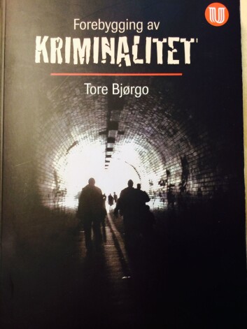 Boken Forebygging av kriminalitet av professor Tore Bjørgo, Universitetsforlaget. (Foto: Anne Lise Stranden/forskning.no) Boken Forebygging av kriminalitet av professor Tore Bjørgo, Universitetsforlaget. (Foto: Anne Lise Stranden/forskning.no)