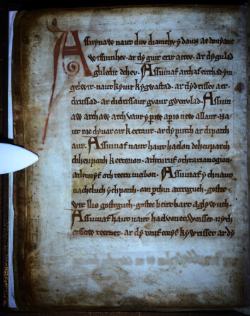 I margen har forskerne nå funnet hittil ukjente skriblerier fra tidligere eiere av boken. Disse ble antakelig fjernet på 1500-tallet. (Foto: University of Cambridge) I margen har forskerne nå funnet hittil ukjente skriblerier fra tidligere eiere av boken. Disse ble antakelig fjernet på 1500-tallet. (Foto: University of Cambridge)