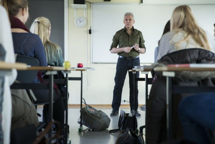 Når læreren er en autoritet som elevene viser respekt overfor, blir resultatet best for elevene.
(Illustrasjonsfoto: Berit Roald, NTB scanpix) Når læreren er en autoritet som elevene viser respekt overfor, blir resultatet best for elevene.
(Illustrasjonsfoto: Berit Roald, NTB scanpix)