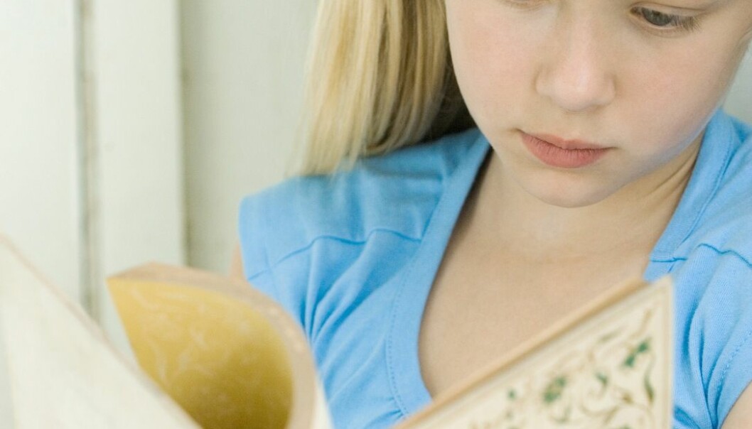 Barn med moderate hodeskader kan ha det vanskelig på skolen og med venner. En norsk forsker har dybdeintervjuet åtte barn med slike skader. (Illustrasjonsfoto: Colourbox)