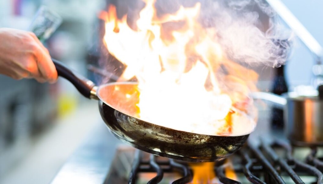 Bruk av stearinlys og matlaging med mye oljer kan være viktige årsaker til at personer med høy utdanning og de som er født utenfor Norden, oftere opplever branner enn andre, tror svenske forskere. (Foto: Colourbox) Bruk av stearinlys og matlaging med mye oljer kan være viktige årsaker til at personer med høy utdanning og de som er født utenfor Norden, oftere opplever branner enn andre, tror svenske forskere. (Foto: Colourbox)