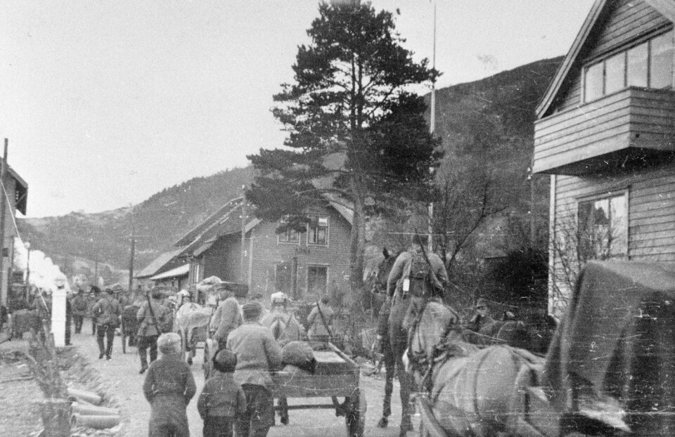 En avdeling norske soldater på vei ut fra Bergen, langs riksveien ved Arna. I ukene etter 9. april ytte Norge tyskerne hardere motstand enn det som ofte er blitt fortalt.  (Foto: NTB scanpix)