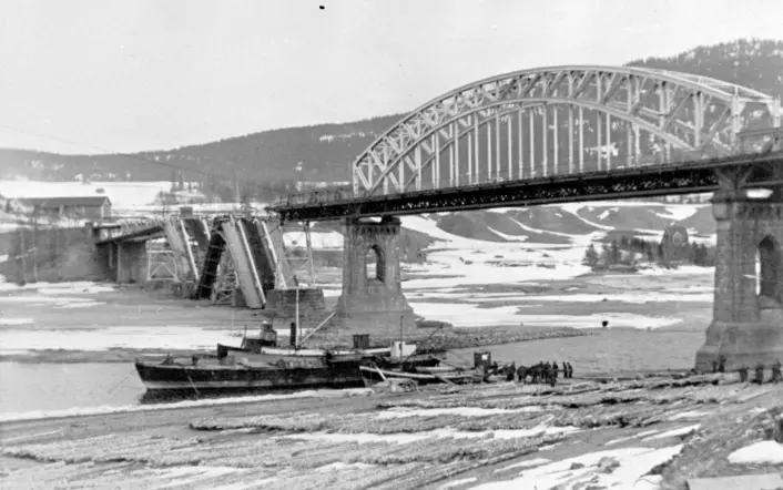Minnesund bro i sørenden av Mjøsa ble sprengt av norske soldater for å bremse den tyske framrykkingen.  (Foto: NTB scanpix) 