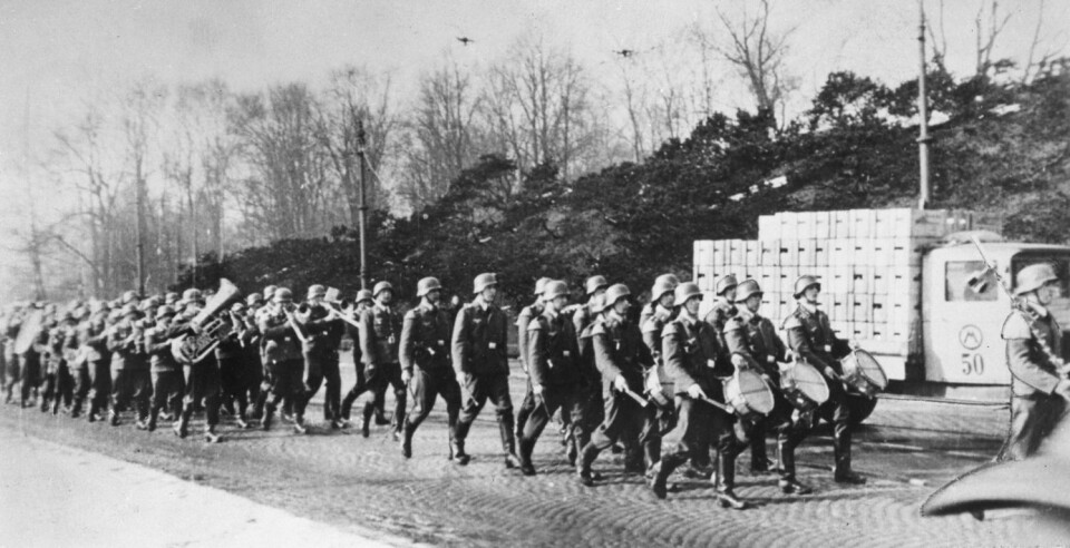 Tyske tropper marsjerer innover Drammensveien i Oslo 9. april 1940. Soldater med trommer går først. Bak dem en melkebil.  (Foto: Aftenposten)