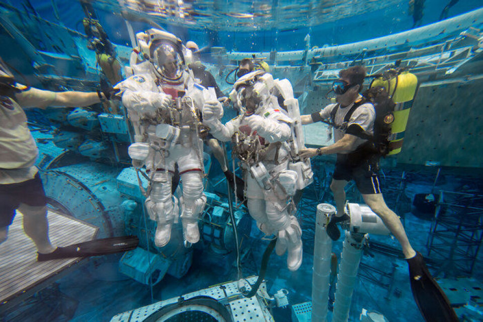 ESAs franske astronaut Thomas Pesquet (t.v.) trener på vektløshet under vann hos NASA sammen med ESAs italienske astronaut Luca Parmitano (midten). (Foto: NASA/J. Blair)