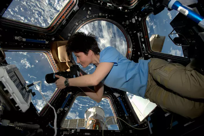 Samantha Cristoforetti, ESAs italienske astronaut og den første italienske kvinnen på romstasjonen, svever over jorda i utsiktskuppelen i kjempelaboratoriet i rommet.  (Foto: ESA/NASA)