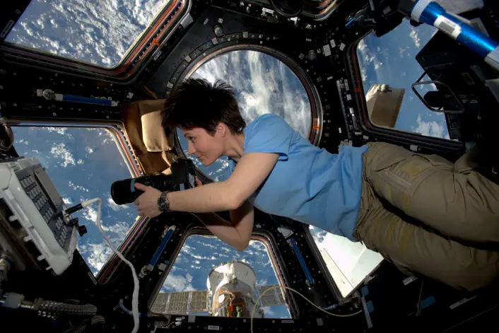 Samantha Cristoforetti, ESAs italienske astronaut og den første italienske kvinnen på romstasjonen, svever over jorda i utsiktskuppelen i kjempelaboratoriet i rommet. (Foto: ESA/NASA) Samantha Cristoforetti, ESAs italienske astronaut og den første italienske kvinnen på romstasjonen, svever over jorda i utsiktskuppelen i kjempelaboratoriet i rommet. (Foto: ESA/NASA)