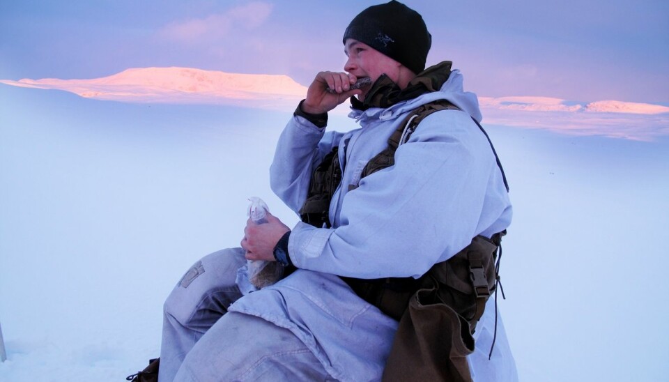 Soldat Tobias Berg (20) deltok i den tunge skimarsjen til 2. bataljon i januar. Her spiser han feltrasjonen sin. Forskere vil finne ut om det er bra nok for slike slitsomme øvelser i kaldt vær.  (Foto: FFI)