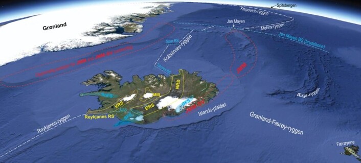 Fig. 1. NØ-Atlanteren med Grønland, Spitsbergen, Jan Mayen, Færøyene og Island (skrå utsikt mot nord, Google Earth). Aktive spredningsakser og tverrgående bruddsoner er vist med hhv. hvite og blå stiplede linjer. Ægir-ryggen i Norskehavet var aktiv frem til ca. 27 Ma (d.v.s for 27 millioner år siden). Etter 27 Ma foregikk spredningen nord for Island langs Kolbeinsey-ryggen som opprinnelig ble til ved rifting og splitting av den ytre delen av kontinentalhylla utenfor Øst-Grønland (Fig. 2). De utsplittede delene, Jan Mayen mikrokontinent (JMM) og den sørvestlige forlengelsen av dette (JMM-SV) danner nå et belte mellom Jan Mayen og SØ-Island. Ved hjelp av seismiske data kan en tydelig identifisere den kontinentale jordskorpen i JMM. Under Islandsplatået, derimot, har det foreløpig ikke vært mulig å fastslå tilstedeværelse av kontinental jordskorpe ved seismiske metoder. JMM-SV er derfor antatt på grunnlag av tyngdefelt-variasjoner og geokjemiske indikasjoner. Det er mulig at JMM-SV består av usammenhengende og tynne fragmenter av kontinental skorpe, delvis fordi JMM-SV kan ha blitt splittet og forstrukket under senere rift-hopp (ved 24, 15, 7 og 2 Ma), og delvis p.g.a. konvektiv erosjon og deloppsmelting i tilknytning til søylestrømmen (Fig. 3). De Islandske riftsonene (RS) er vist i gul farge. VRS, ØRS, NRS: Vestlige, Østlige og Nordlige riftsone. MIB: Midt-Islandske belte. Flankesonene (FS) har blå farge: SnFS, SFS, ØFS: Snæfellsnes, Sørlige og Østlige flankesone. Bruddsonene (BS) er karakteriser ved sidelengs-forkastninger. SIBS: Sør-Islandske bruddsone. Fig. 1. NØ-Atlanteren med Grønland, Spitsbergen, Jan Mayen, Færøyene og Island (skrå utsikt mot nord, Google Earth). Aktive spredningsakser og tverrgående bruddsoner er vist med hhv. hvite og blå stiplede linjer. Ægir-ryggen i Norskehavet var aktiv frem til ca. 27 Ma (d.v.s for 27 millioner år siden). Etter 27 Ma foregikk spredningen nord for Island langs Kolbeinsey-ryggen som opprinnelig ble til ved rifting og splitting av den ytre delen av kontinentalhylla utenfor Øst-Grønland (Fig. 2). De utsplittede delene, Jan Mayen mikrokontinent (JMM) og den sørvestlige forlengelsen av dette (JMM-SV) danner nå et belte mellom Jan Mayen og SØ-Island. Ved hjelp av seismiske data kan en tydelig identifisere den kontinentale jordskorpen i JMM. Under Islandsplatået, derimot, har det foreløpig ikke vært mulig å fastslå tilstedeværelse av kontinental jordskorpe ved seismiske metoder. JMM-SV er derfor antatt på grunnlag av tyngdefelt-variasjoner og geokjemiske indikasjoner. Det er mulig at JMM-SV består av usammenhengende og tynne fragmenter av kontinental skorpe, delvis fordi JMM-SV kan ha blitt splittet og forstrukket under senere rift-hopp (ved 24, 15, 7 og 2 Ma), og delvis p.g.a. konvektiv erosjon og deloppsmelting i tilknytning til søylestrømmen (Fig. 3). De Islandske riftsonene (RS) er vist i gul farge. VRS, ØRS, NRS: Vestlige, Østlige og Nordlige riftsone. MIB: Midt-Islandske belte. Flankesonene (FS) har blå farge: SnFS, SFS, ØFS: Snæfellsnes, Sørlige og Østlige flankesone. Bruddsonene (BS) er karakteriser ved sidelengs-forkastninger. SIBS: Sør-Islandske bruddsone.