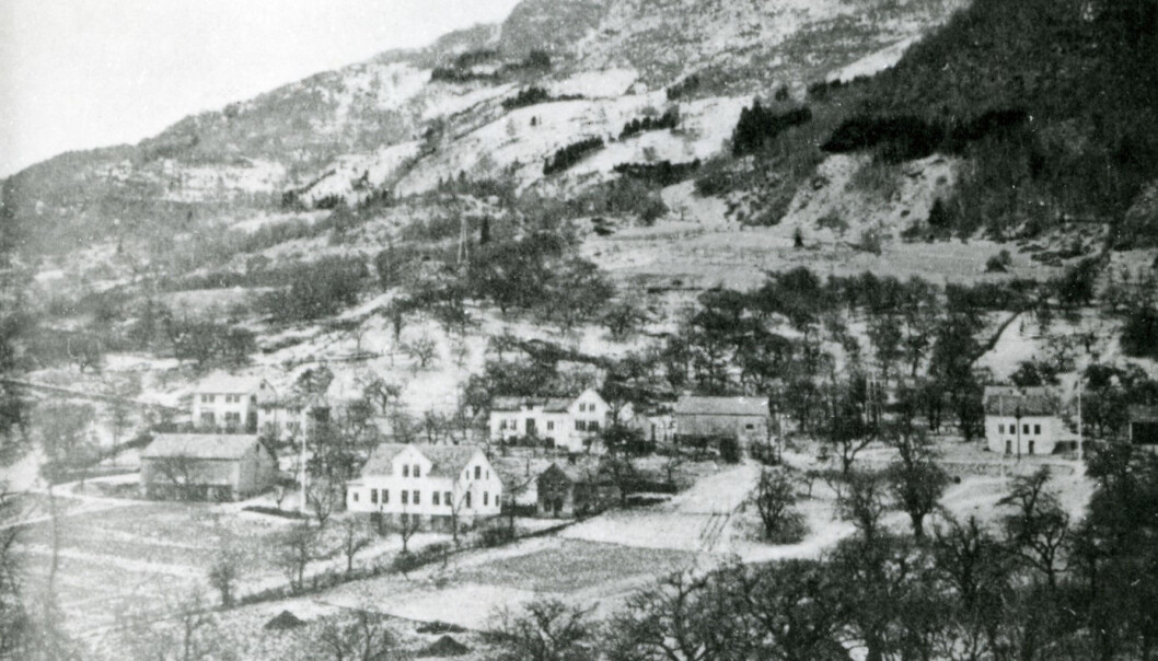 Klyngetunet på gården Opedal i Ullensvang var et av de største i hele landet før oppsplittinga etter jordskiftereformen. Bildet viser tunet før utskifting. (Foto: Hardanger og Voss Folkemuseum) Klyngetunet på gården Opedal i Ullensvang var et av de største i hele landet før oppsplittinga etter jordskiftereformen. Bildet viser tunet før utskifting. (Foto: Hardanger og Voss Folkemuseum)