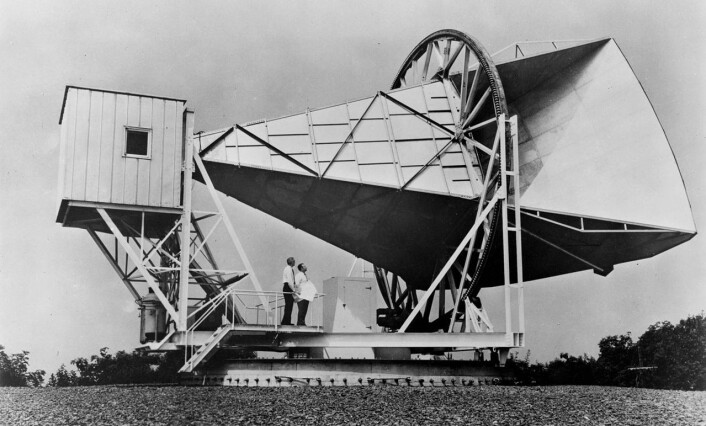 Denne hornformede antennen i New Jersey ble brukt av radioastronomene Robert Wilson og Arno Penzias da de ved en tilfeldighet oppdaget den kosmiske bakgrunnsstrålingen i 1964. De fikk Nobelprisen i fysikk i 1978 for oppdagelsen. Antennen ble opprinnelig bygget i 1959 for å ta imot signalene fra den aller første kommunikasjonssatellitten, ECHO I. (Foto: NASA) Denne hornformede antennen i New Jersey ble brukt av radioastronomene Robert Wilson og Arno Penzias da de ved en tilfeldighet oppdaget den kosmiske bakgrunnsstrålingen i 1964. De fikk Nobelprisen i fysikk i 1978 for oppdagelsen. Antennen ble opprinnelig bygget i 1959 for å ta imot signalene fra den aller første kommunikasjonssatellitten, ECHO I. (Foto: NASA)