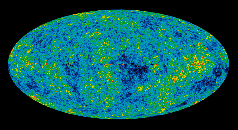 Universet er tilnærmet likt i alle retninger, men bare nesten. De små variasjonene ble fortetninger som trakk seg sammen til de første stjernene og galaksene. Dnne figuren viser den kosmiske bakgrunnstrålingen. Det er resultatet av sju års datainnsamling med romobservatoriet WMAP. (Foto: (Figur: NASA))