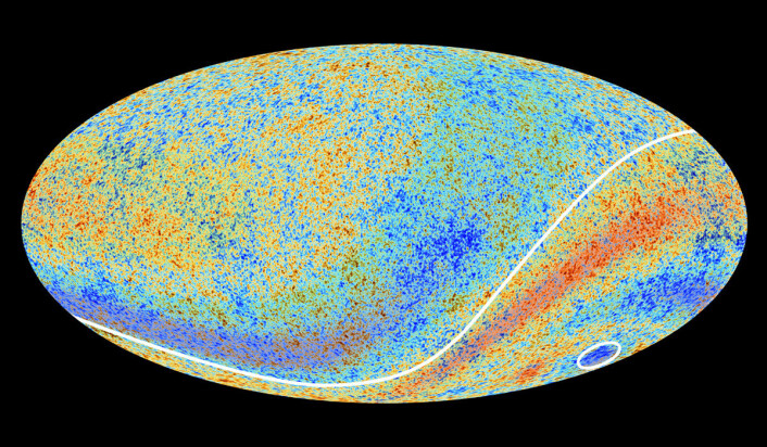 Romsonden Planck bekreftet dataene fra WMAP i større detalj. Universet ser ut til å være assymetrisk, stikk motsatt standardmodellen av universet. Den sier at universet er likt i alle retninger. Den hvite linjen skiller de to forskjellige halvdelene fra hverandre. Den sørlige himmelen (nederst) er varmere, farget i rødt. (Foto: (Figur: ESA/Planck)) Romsonden Planck bekreftet dataene fra WMAP i større detalj. Universet ser ut til å være assymetrisk, stikk motsatt standardmodellen av universet. Den sier at universet er likt i alle retninger. Den hvite linjen skiller de to forskjellige halvdelene fra hverandre. Den sørlige himmelen (nederst) er varmere, farget i rødt. (Foto: (Figur: ESA/Planck))