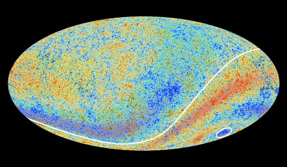 Romsonden Planck bekreftet dataene fra WMAP i større detalj. Universet ser ut til å være assymetrisk, stikk motsatt standardmodellen av universet. Den sier at universet er likt i alle retninger. Den hvite linjen skiller de to forskjellige halvdelene fra hverandre. Den sørlige himmelen (nederst) er varmere, farget i rødt. (Foto: (Figur: ESA/Planck))