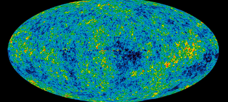 Den kosmiske bakgrunnsstrålingen er ettergløden fra tida da universet for første gang ble gjennomsiktig, 380 000 år etter det store smellet. Sju år med datainnsamling fra romsonden WMAP ligger bak dette kartet over den kosmiske bakgrunnsstrålingen på hele stjernehimmelen. De kaldeste områdene er blå. De varmeste er røde. Kartet avslørte for første gang at universet trolig ikke er likt i alle retninger. (Figur: NASA)