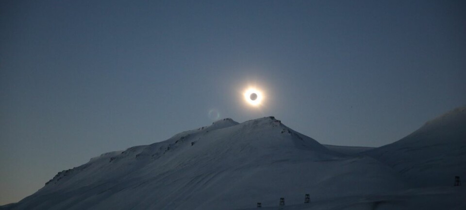 Solformørkelsen på Svalbard fotografert i Adventdalen.  (Foto: Jørgen Berge)