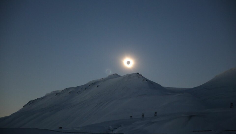 Solformørkelsen på Svalbard fotografert i Adventdalen.  (Foto: Jørgen Berge)