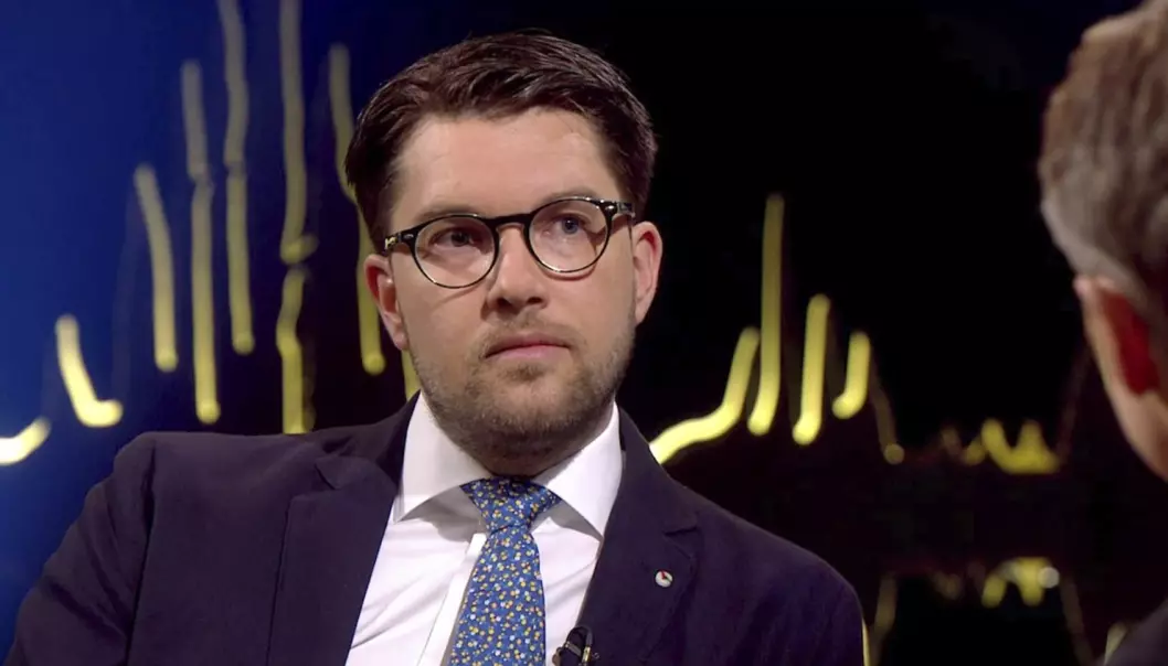 Den svenske partilederen Jimmie Åkesson – her som gjest på «Skavlan» – må tåle kritiske spørsmål, ifølge Steen Steensen. (Foto: SVT)