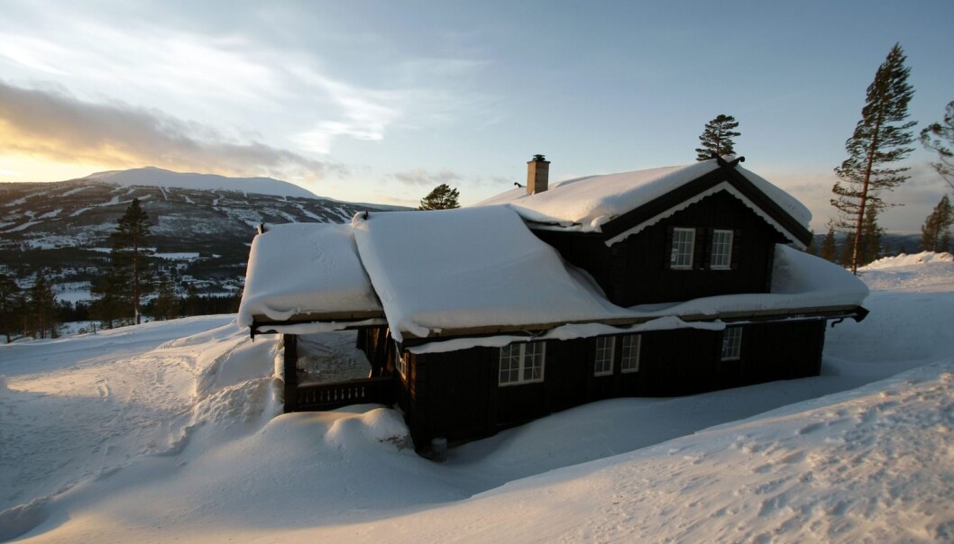 Mens hyttefolket jakter på vinterens siste krampetrekninger – her et eksempel fra Bjønnåsen hyttegrend i Trysil – kommer rapporten som viser at vertskommunene taper penger på hver eneste hytte. (Foto: Henrik Strømstad, Samfoto) Mens hyttefolket jakter på vinterens siste krampetrekninger – her et eksempel fra Bjønnåsen hyttegrend i Trysil – kommer rapporten som viser at vertskommunene taper penger på hver eneste hytte. (Foto: Henrik Strømstad, Samfoto)