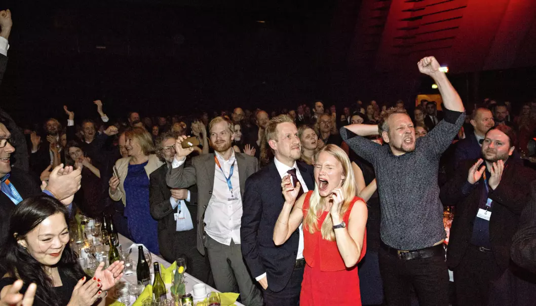 Her jubler Dagbladet-redaksjonen idet Kristoffer Egeberg (nummer fire fra høyre) vinner journalistenes prestisjetunge hovedpris under Skup-konferansen i Tønsberg 21. mars i år.  (Foto: Marte Christensen, NTB Scanpix)