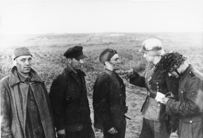 To norske frontkjempere forhører sovjetiske soldater. (Foto: Bundesarchiv) To norske frontkjempere forhører sovjetiske soldater. (Foto: Bundesarchiv)