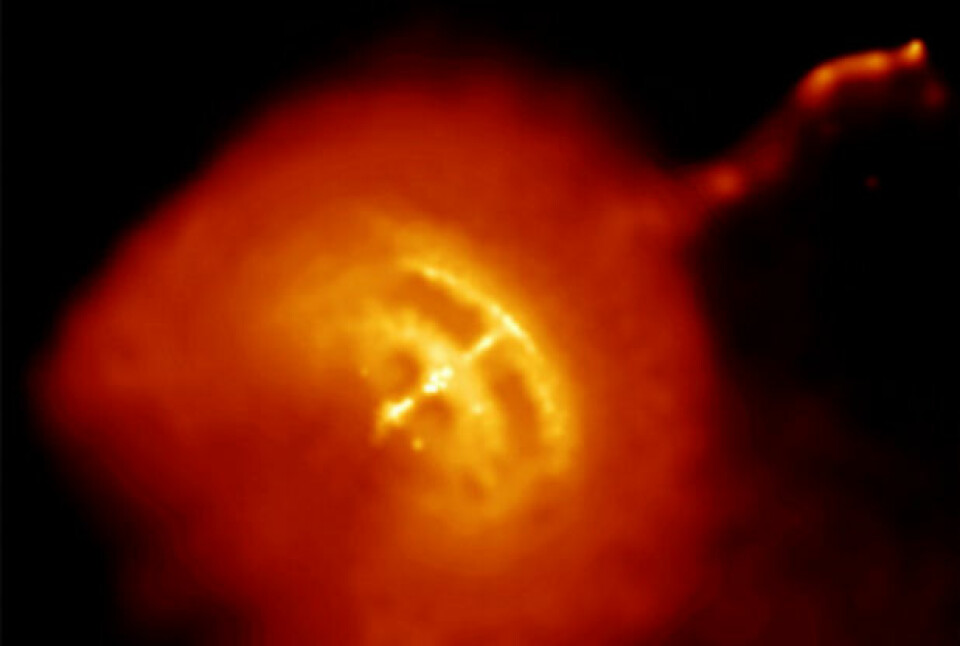 Pulsar i stjernebildet Vela (seilet) på den sørlige stjernehimmelen, fotografert i røntgenstråler fra romteleskopet Chandra. Vi kan se den raskt roterende, lille supermassive nøytronstjernen i midten som en gulhvit prikk, omgitt av varm gass. Jetstrålen øverst til høyre snor seg som en brannslange, holdt på plass av et kraftig magnetfelt. (Foto: (Bilde: NASA/CXC/PSU/G.Pavlov et al.))