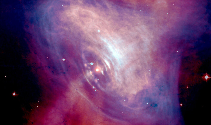 Pulsaren i midten av Krabbetåken, omgitt av en glødende gassky. Bildet er sammensatt av fotografier i synlig lys (rødt) og røntgenstråler (blått) tatt med romteleskopet Hubble. (Foto: Synlig lys: NASA/HST/ASU/J. Hester et al. Røntgen: NASA/CXC/ASU/J. Hester et al.) Pulsaren i midten av Krabbetåken, omgitt av en glødende gassky. Bildet er sammensatt av fotografier i synlig lys (rødt) og røntgenstråler (blått) tatt med romteleskopet Hubble. (Foto: Synlig lys: NASA/HST/ASU/J. Hester et al. Røntgen: NASA/CXC/ASU/J. Hester et al.)