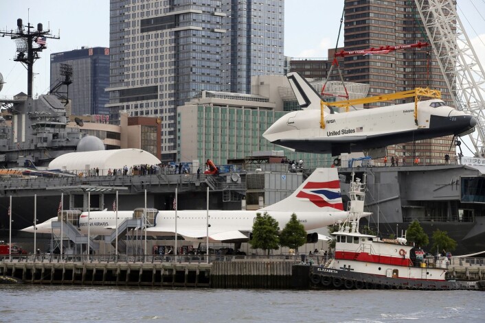 «Enterprise» løftes om bord på hangarskipet «Intrepid». Sammen utgjør de deler av The Intrepid Sea, Air & Space Museum. (Foto: Mike Segar, Reuters) «Enterprise» løftes om bord på hangarskipet «Intrepid». Sammen utgjør de deler av The Intrepid Sea, Air & Space Museum. (Foto: Mike Segar, Reuters)