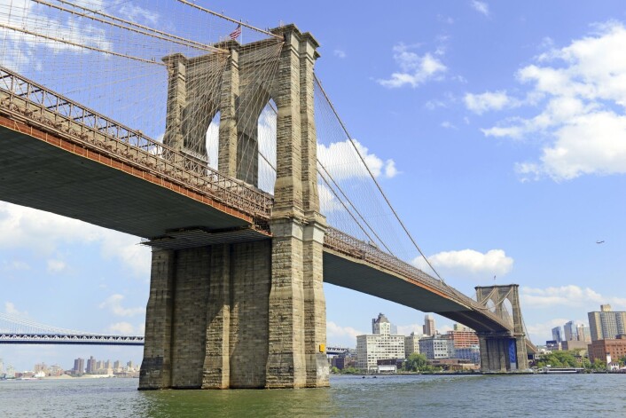 Da Brooklyn Bridge sto ferdig i 1883, bandt den sammen to byer. Det var først i 1898 at Brooklyn ble innlemmet i New York City. (Foto: Microstock) Da Brooklyn Bridge sto ferdig i 1883, bandt den sammen to byer. Det var først i 1898 at Brooklyn ble innlemmet i New York City. (Foto: Microstock)