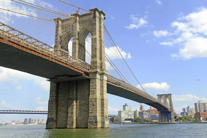 Da Brooklyn Bridge sto ferdig i 1883, bandt den sammen to byer. Det var først i 1898 at Brooklyn ble innlemmet i New York City. (Foto: Microstock)