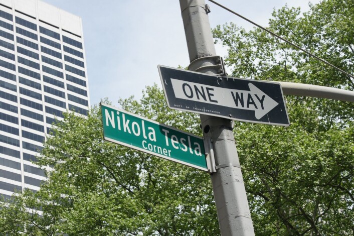 Slik minner man en av historiens fremste oppfinnere. Et gatehjørne ved Bryant Park, der Nikola Tesla matet tusenvis av duer. (Foto: Valugi, Creative Commons CC BY-SA 3.0) Slik minner man en av historiens fremste oppfinnere. Et gatehjørne ved Bryant Park, der Nikola Tesla matet tusenvis av duer. (Foto: Valugi, Creative Commons CC BY-SA 3.0)