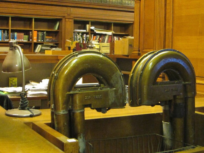 Gjennom disse rørene sender bibliotekarene bokønsker fra newyorkere som er interessert i humaniora og samfunnsvitenskap. (Foto: Allison Meier, Creative Commons CC BY 2.0) Gjennom disse rørene sender bibliotekarene bokønsker fra newyorkere som er interessert i humaniora og samfunnsvitenskap. (Foto: Allison Meier, Creative Commons CC BY 2.0)