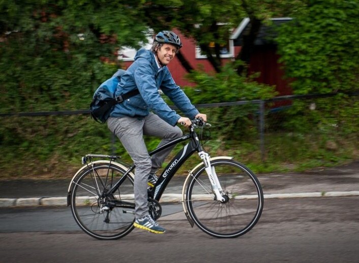 Ei ny eksperimentell studie viser at dei med tilgang på elsykkel syklar oftare og lenger enn dei som berre har ein ordinær sykkel. Menn syklar lengre turar, medan kvinner syklar oftare. (Foto: Karoline Møller, Transportsykkel) Ei ny eksperimentell studie viser at dei med tilgang på elsykkel syklar oftare og lenger enn dei som berre har ein ordinær sykkel. Menn syklar lengre turar, medan kvinner syklar oftare. (Foto: Karoline Møller, Transportsykkel)