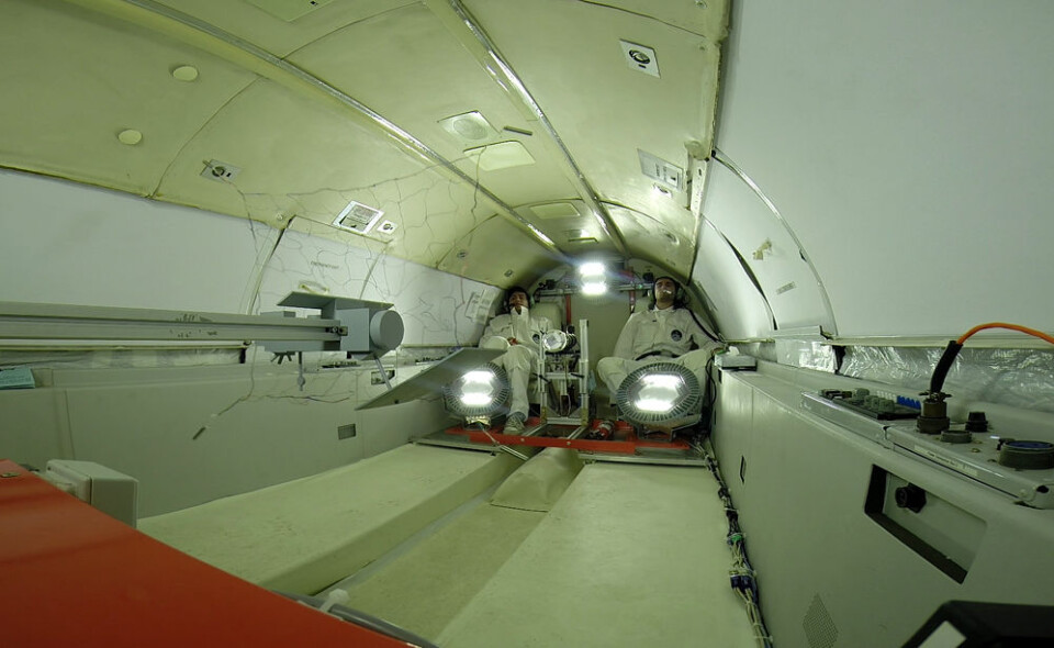Garn for å fange inn romsøppel skytes ut mot en modell av en satellitt i vektløs tilstand under en parabel-flygning. Kanskje er garn den rette metoden for å fange inn romsøppel i bane. (Foto: ESA)