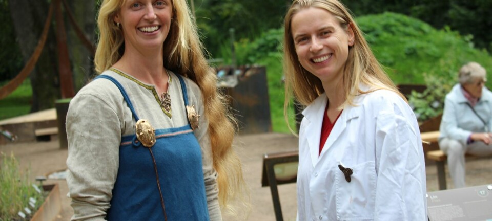 Anneleen Kool (til venstre) har forsket på gammelt plante-DNA. Sanne Boessenkool har forsket på pingviner. Nå er de to biologene i gang med å forske på hvordan vikingene spredde biologisk materiale utenfor Norges grenser.  (Foto: Dag Inge Danielsen)
