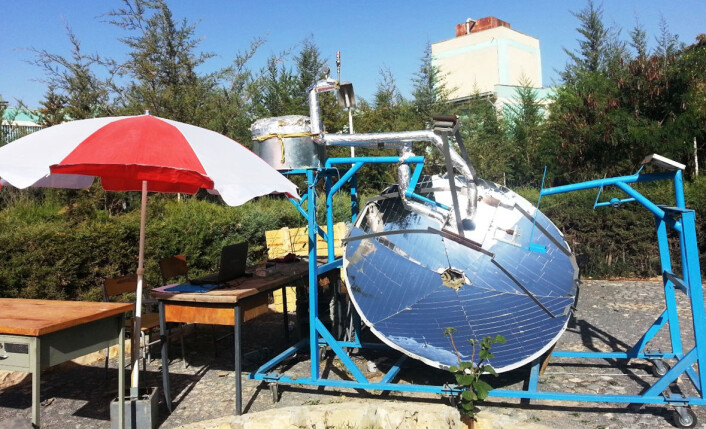 Solovn der varmen overføres fra speilet til lageret ved hjelp av damp under høyt trykk. (Foto: Asfafaw Tesfay, Ethiopia Institute of Technology Mekelle) Solovn der varmen overføres fra speilet til lageret ved hjelp av damp under høyt trykk. (Foto: Asfafaw Tesfay, Ethiopia Institute of Technology Mekelle)