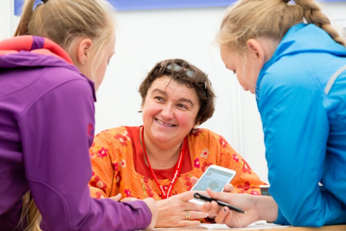 Jacqueline Floch og de andre norske forskerne må jobbe sammen med foreldre og ungdom som har sykdommen cystisk fibrose i land som Nederland, Belgia, Italia og Spania. Bildet er tatt ved en annen anledning. (Foto: Thor Nielsen, Sintef) Jacqueline Floch og de andre norske forskerne må jobbe sammen med foreldre og ungdom som har sykdommen cystisk fibrose i land som Nederland, Belgia, Italia og Spania. Bildet er tatt ved en annen anledning. (Foto: Thor Nielsen, Sintef)