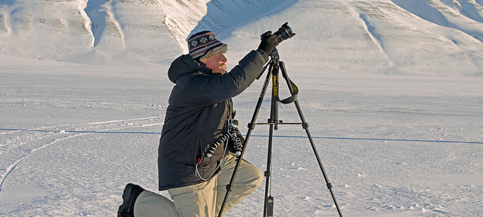 Formørkelsen kom slett ikke som julekvelden på kjerringa, men absolutt som 17. mai på forskeren. Pål Brekke på Norsk Romsenter gjør kameraet klart mellom fjellene i Adventdalen på Svalbard. (Foto: Georg Mathisen)