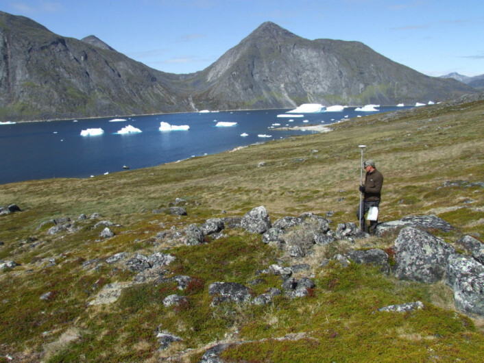 Ruiner i Vatnahverfi er blitt kartlagt med en svært presis GPS.
(Foto: K. Smiarowski 2009) Ruiner i Vatnahverfi er blitt kartlagt med en svært presis GPS.
(Foto: K. Smiarowski 2009)