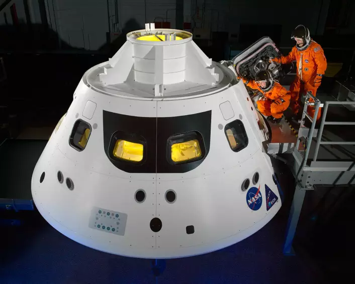 NASA-astronautene Cady Coleman og Ricky Arnold går inn i en mockup av Orion-romkapselen iført ACES-drakter. Det er en videreutvikling av disse draktene som nå skal gi astronautene beskyttelse i opptil tre døgn. (Foto: NASA/Bill Stafford)