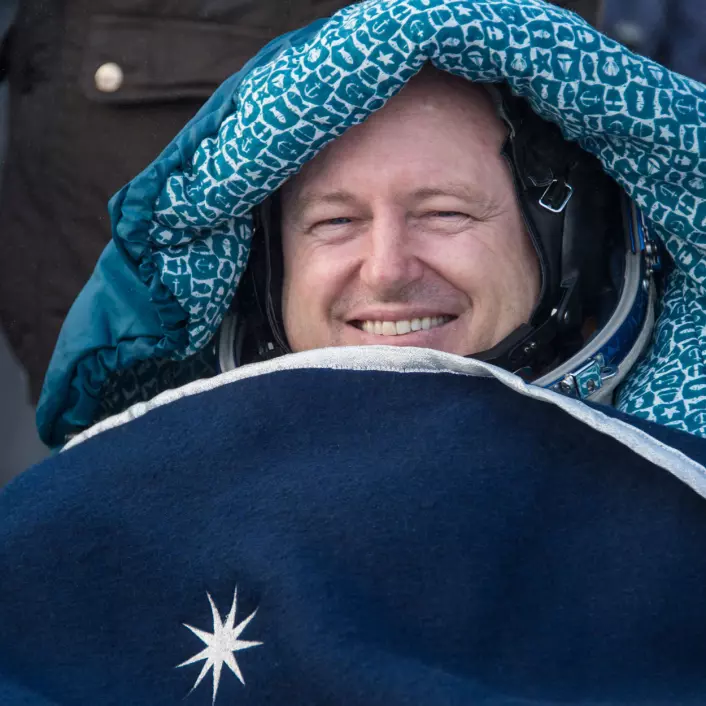 Barry Wilmore, leder av ekspedisjon 42 til den internasjonale romstasjonen, hviler ut i en stol utenfor Soyuz-14M-romskipet bare minutter etter at han har landet sammen med resten av mannskapet i et øde område nær byen Zhezkazgan i Kasakhstan. Wilmore opplever her jordas tyngdekraft for første gang etter nesten et halvt år i vektløsheten på romstasjonen. (Foto: NASA/Bill Ingalls)