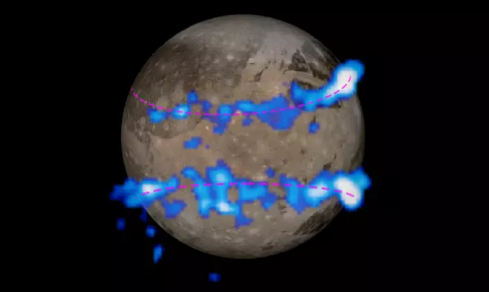 Nordlysbeltene som er observert med Hubble-teleskopet er farget i blått og lagt oppå et bilde av Jupiters måne Ganymedes tatt fra romsonden Galileo. Mengden som månens magnetfelt rugger på seg, antyder at månen har et hav av saltvann under overflaten. (Foto: (Bilde: NASA/ESA))